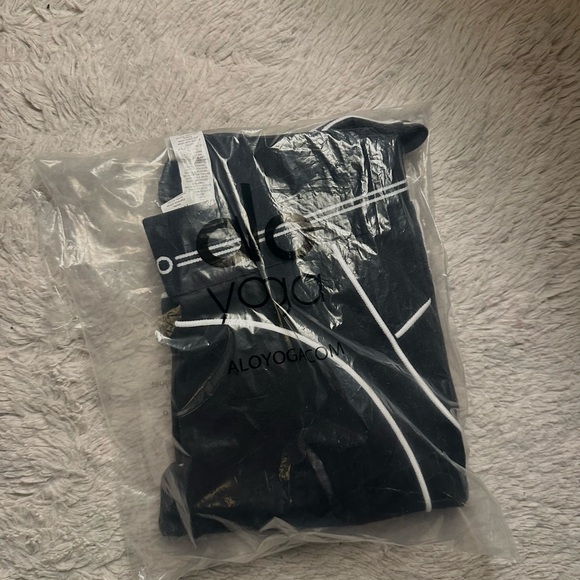 ALO Yoga Black Sports Bra and Leggings Set - Picture 2 of 2